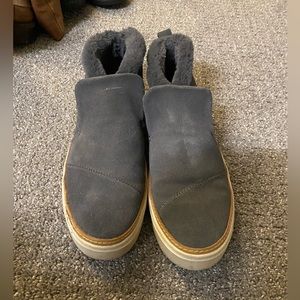 Tom’s fur liners bootie dark grey 7.5 hood condition
